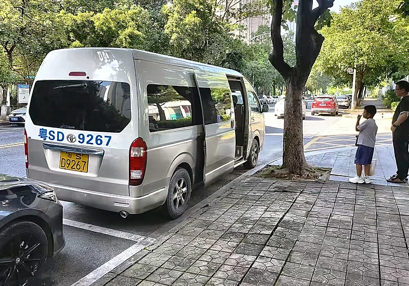 东莞14座商务车实拍